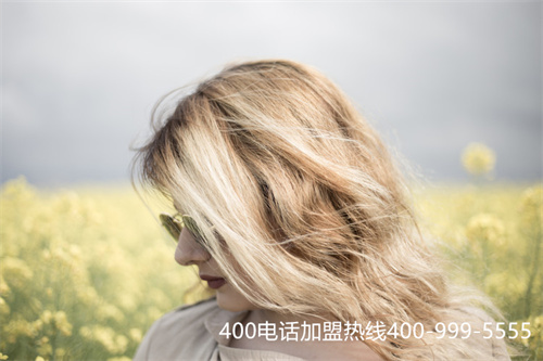 一個(gè)妹子在田野中 一個(gè)妹子在田野中